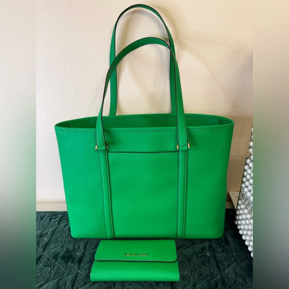 BARELY USED ….. MICHAEL KORS JET SET TOTE BAG w/WALLET & DUST BAG - Picture 2 of 10